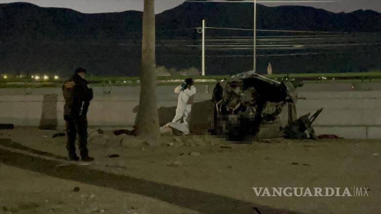 $!La unidad terminó sobre su costado en el área lateral del puente vehicular, en dirección de Arteaga a Saltillo.