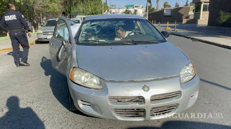 $!El Dodge Stratus, evidencia los daños en el costado derecho, incluyendo la rotura del retrovisor y el parabrisas.