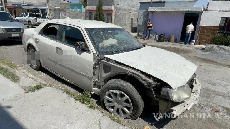 $!Familiares del conductor retiraron el vehículo antes de la llegada de las autoridades.