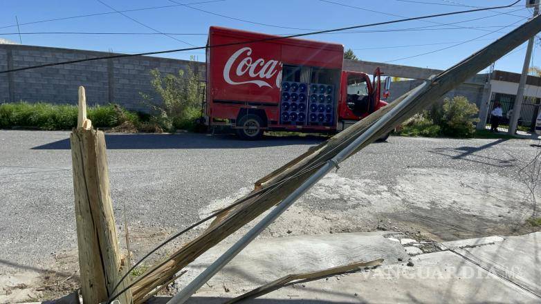 $!Los postes terminaron partidos con todo y cables.