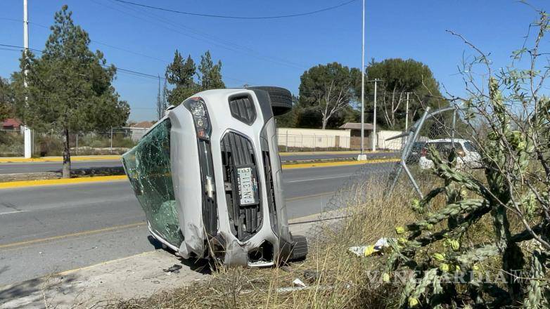 $!El vehículo volcado sobre el costado derecho tras perder el control en una curva del bulevar José Musa de León.