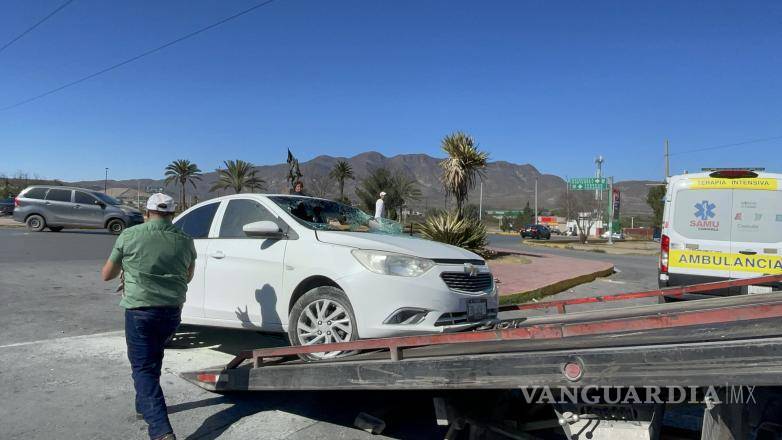 $!El auto fue remolcado por una grúa.