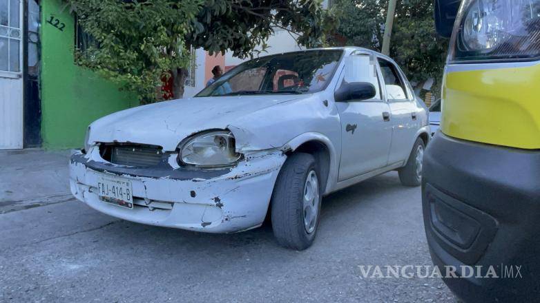 $!El conductor del Chevrolet Chevy fue detenido por las autoridades en el lugar del choque.