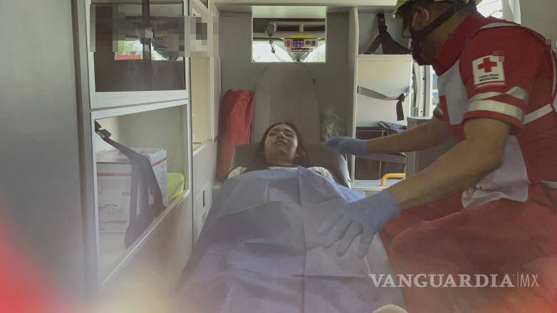$!Paramédicos de la Cruz Roja arribaron al lugar para atender y trasladar a la joven lesionada al hospital para valoración médica.
