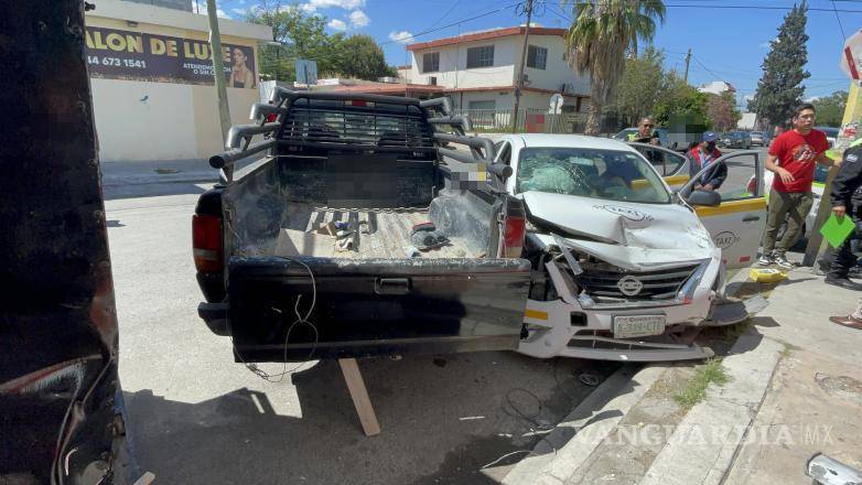 $!La camioneta Ford Ranger fue proyectada contra un remolque de comida tras el choque.