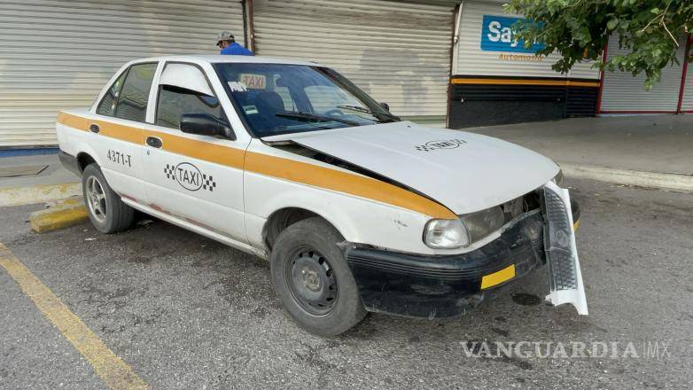 $!Vuelta en ‘U‘ termina en choque múltiple y daños a comercio en Saltillo