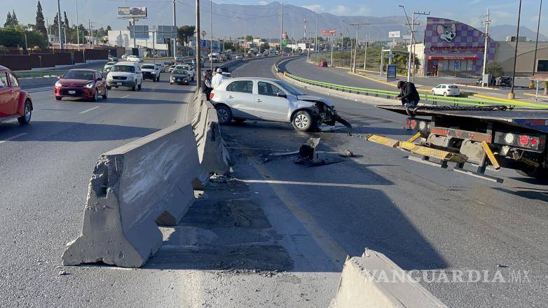 $!Una de las ballenas del muro de contención fue proyectada a los carriles contrarios.
