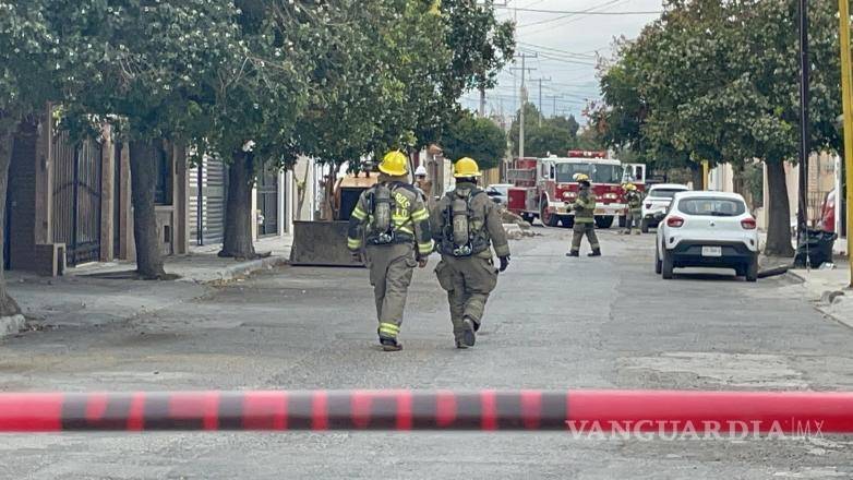 $!Bomberos y Protección Civil acordonaron la zona y evacuaron a los residentes mientras se contenía la fuga de gas.