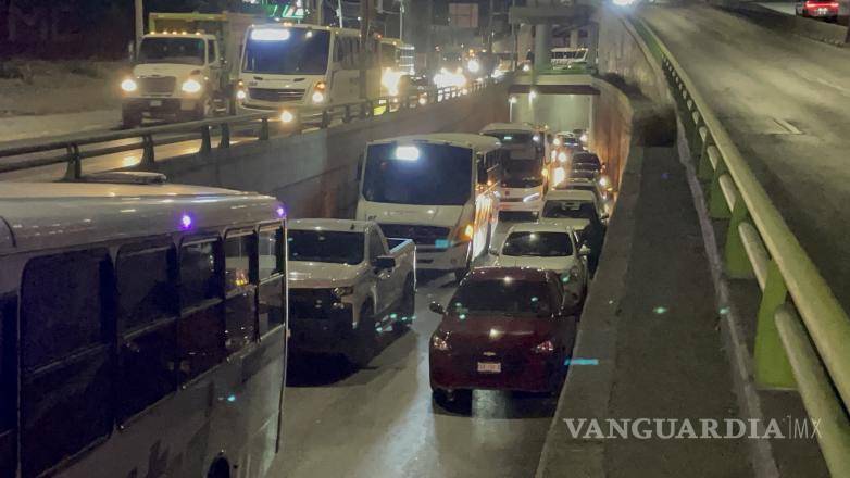 $!Personal de Tránsito Municipal acudió al lugar para supervisar el incidente y coordinar el remolque del vehículo, permitiendo la liberación de la vialidad.