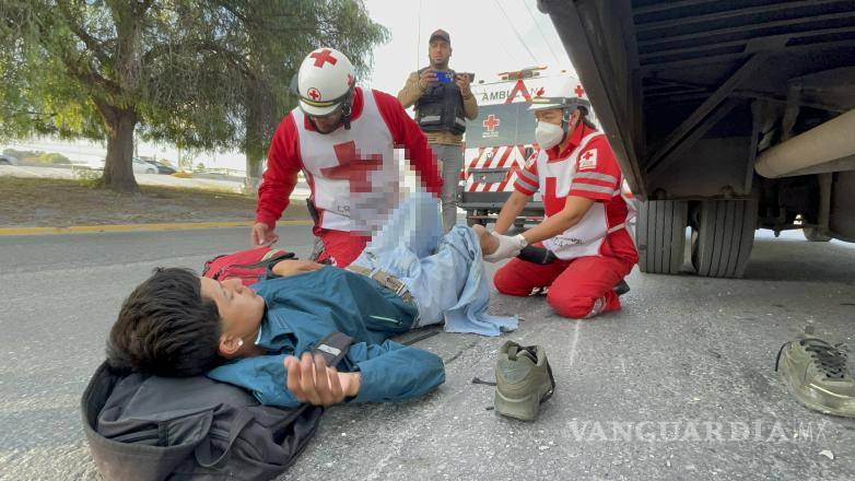 $!El acompañante de la motocicleta fue atendido por paramédicos y trasladado al hospital.