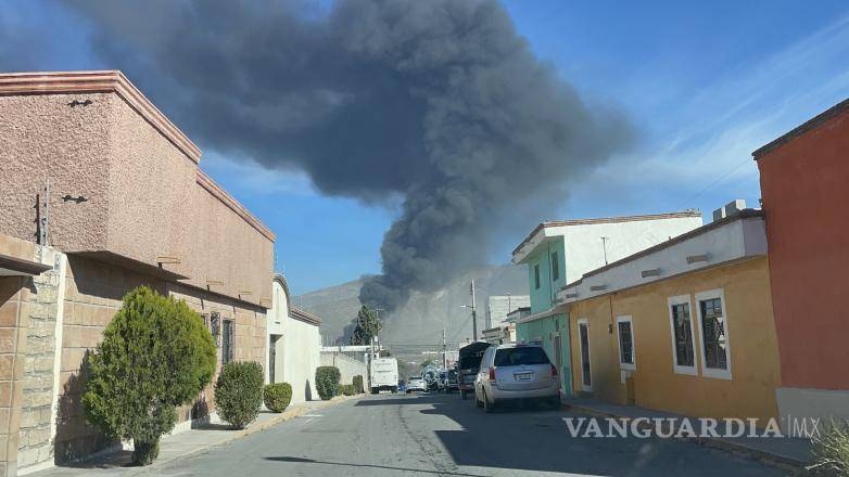 $!El camino a la colonia La Nogalera fue cerrado por seguridad mientras los equipos de emergencia combatían el incendio en la recicladora de Arteaga.