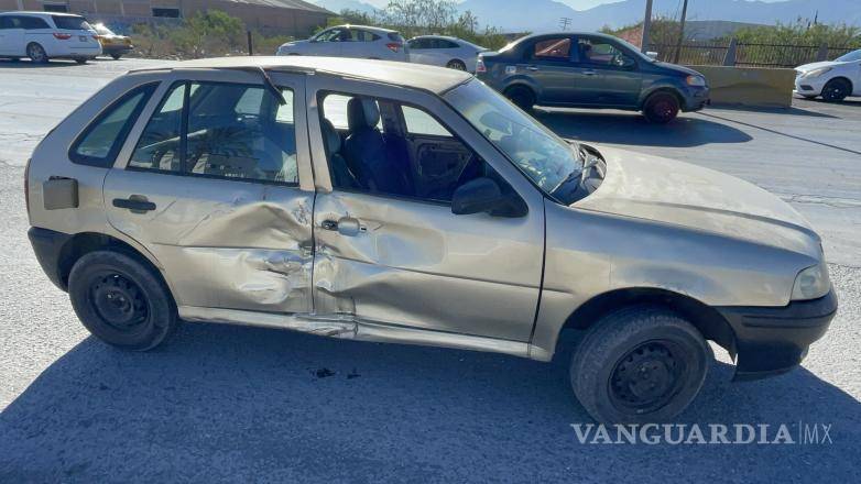 $!Personal de la Policía Municipal solicitó una grúa para remolcar ambos vehículos al corralón tras el accidente.