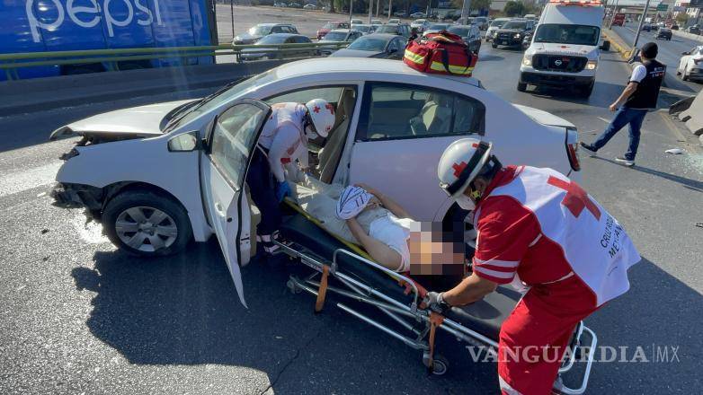 $!Paramédicos de la Cruz Roja atendieron a la conductora antes de trasladarla al Hospital General.