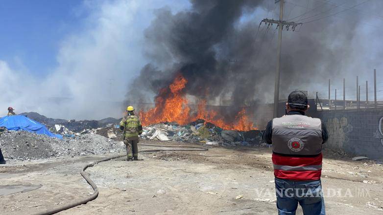 $!Bomberos utilizaron camiones de ataque y pipas de agua para sofocar el incendio y evitar que el calor afectara a las empresas cercanas.