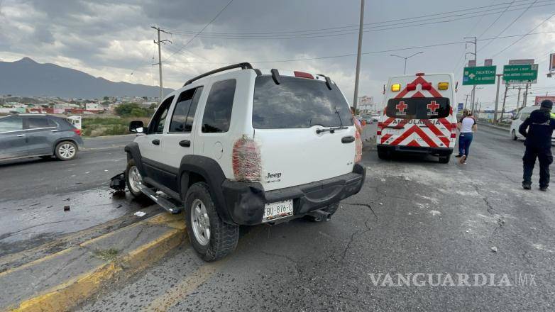 $!Paramédicos de la Cruz Roja trasladaron al lesionado a la Clínica 89 del IMSS para recibir atención médica tras el accidente.