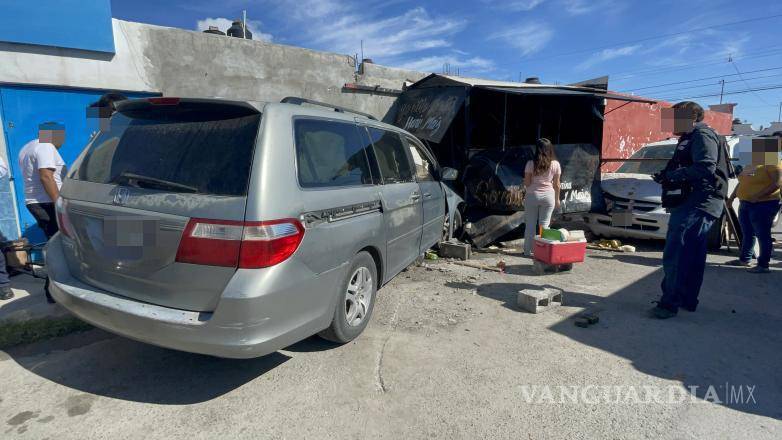 $!El puesto de gorditas, tras el choque, sufrió daños significativos, y la vendedora quedó lesionada en el interior.