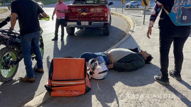 $!El compañero de Jonathan le brindó apoyo en el lugar del accidente antes de que llegaran los servicios de emergencia.