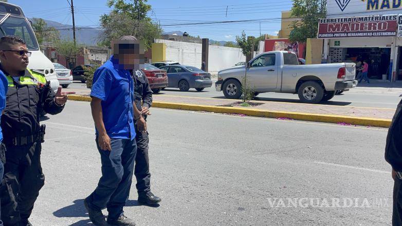 $!Elementos de Tránsito Municipal tomaron conocimiento del accidente y aseguraron al operador del camión para deslindar responsabilidades.