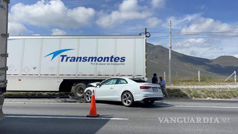 $!El choque ocurrió contra un camión a la altura del eje trasero, en una curva peligrosa.