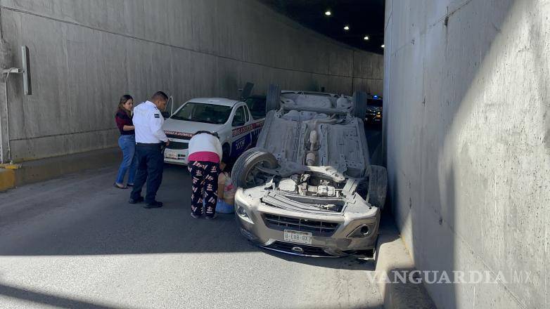 $!Chocó contra la barda de contención del puente a desnivel y el auto dio un giro para quedar sobre su toldo, arrastrándose por varios metros.