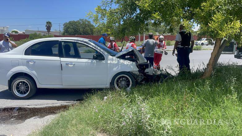 $!: Paramédicos de la Cruz Roja atendieron a Liliana Castillo tras el accidente.