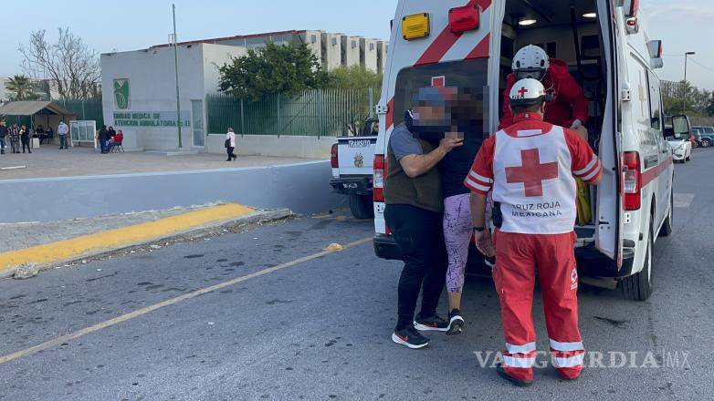 $!Paramédicos de la Cruz Roja atendieron a las lesionadas en el lugar del accidente.