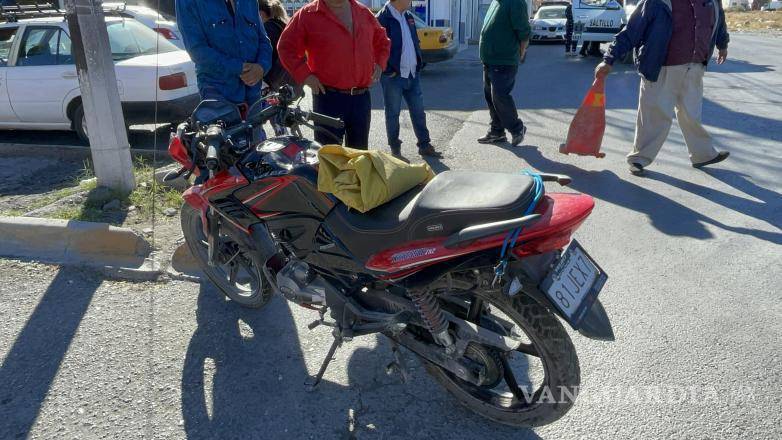$!Personal de urgencias médicas de la Secretaría de Salud atendió al motociclista en el lugar antes de trasladarlo al IMSS para su atención especializada.