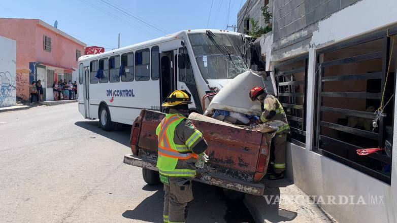 $!El accidente ocurrió minutos antes de las 15:00 horas de este martes, cuando ambos vehículos circulaban por Calle 7 en direcciones contrarias
