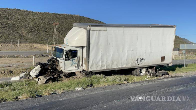 $!Tras el impacto, el camión quedó fuera de la vía, cerca del parque industrial Padre Santos.