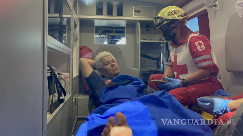 $!Paramédicos de la Cruz Roja atendieron al lesionado en el lugar.