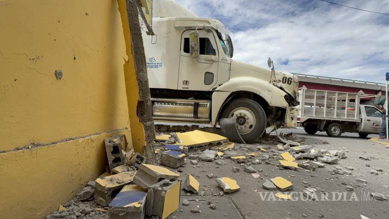 $!Ambos vehículos intentaban incorporarse a la vía lateral cuando se produjo el choque.