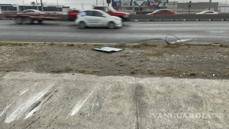$!Agentes de tránsito y personal de aseguradoras inspeccionan el lugar del accidente para determinar las responsabilidades y coordinar el retiro de las unidades con grúa.