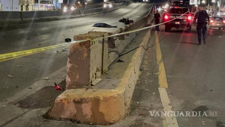 $!La motocicleta golpeó con la base del puente.