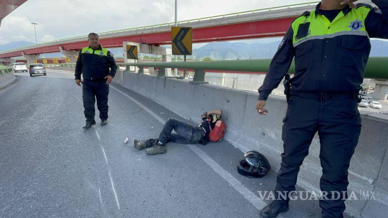 $!Elementos de Tránsito Municipal tomaron conocimiento del percance ocurrido en el carril de conexión hacia el bulevar Fundadores.