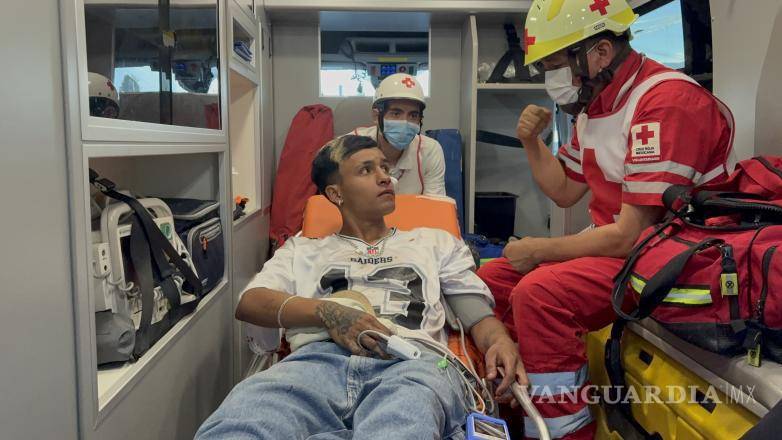 $!Paramédicos de la Cruz Roja atendieron al conductor de la motocicleta tras el accidente.