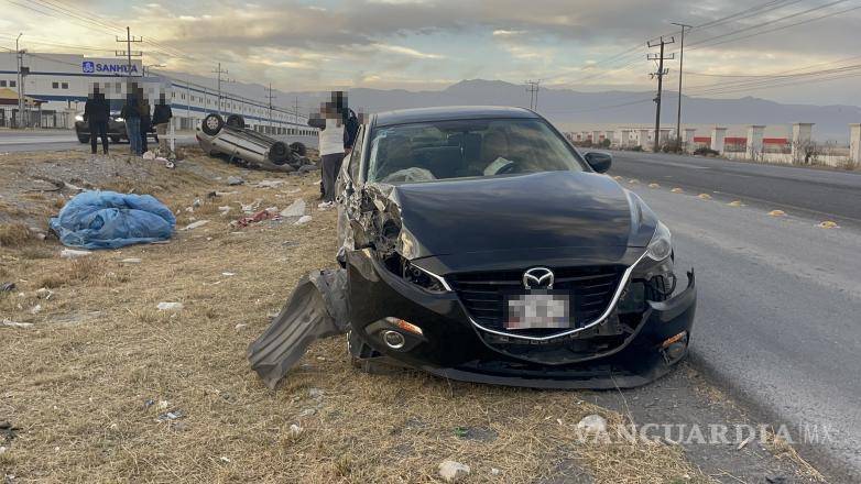 $!El Mazda quedó detenido en el acotamiento tras esquivar al tráiler que causó el accidente.