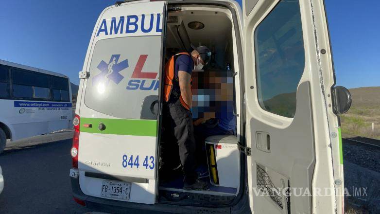 $!Personal de emergencias atiendio a los pasajeros del autobús, quienes sufrieron golpes leves tras el choque.