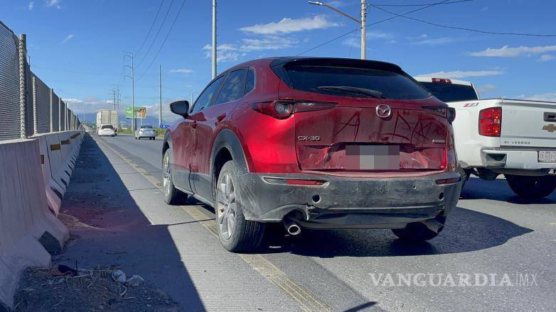 $!La conductora de una camioneta Mazda CX-30 logró detener su marcha de forma oportuna debido a la reducción de velocidad en la vialidad, evitando un impacto mayor en la zona del accidente.