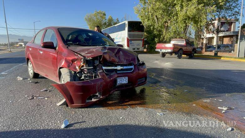 $!El conductor del Chevrolet Aveo, José Alberto “N”, también resultó con lesiones menores y fue valorado por los socorristas en el lugar.