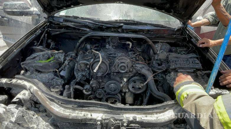 $!La camioneta terminó con el motor calcinado después de que un cortocircuito provocara el fuego.