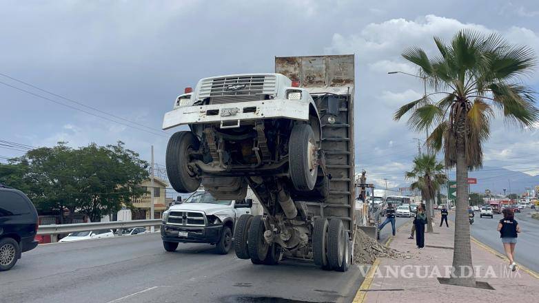 $!Oficiales municipales acudieron al lugar para coordinar el retiro del vehículo, que obstruyó el carril izquierdo rumbo a la salida a Torreón.