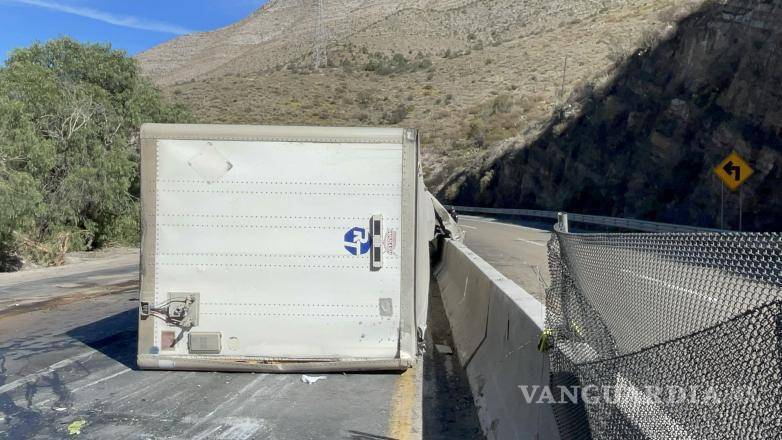 $!El tractocamión de la empresa Pelusqui volcó en una curva de la carretera 57, afortunadamente sin lesiones graves para el operador.