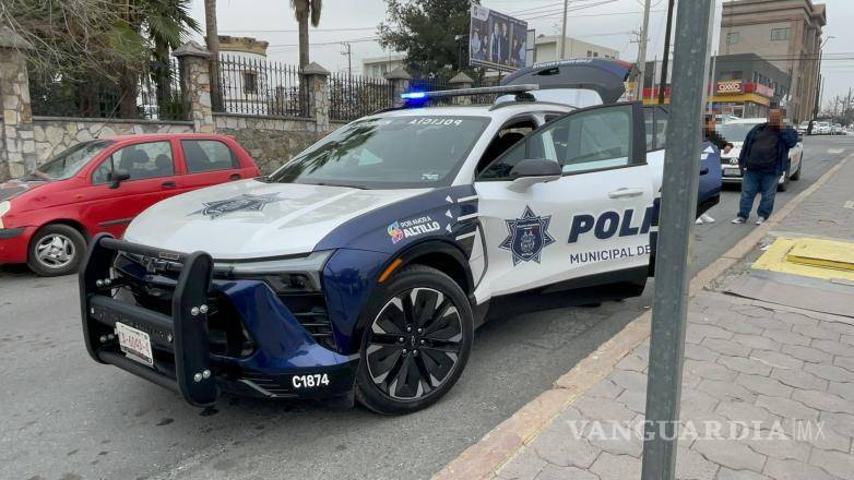 $!Agentes municipales llegaron al lugar del accidente para tomar conocimiento y remitir a la conductora al Ministerio Público para deslindar responsabilidades.