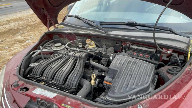 $!El conductor abrió el cofre al detectar humo mientras circulaba por el bulevar Fundadores.