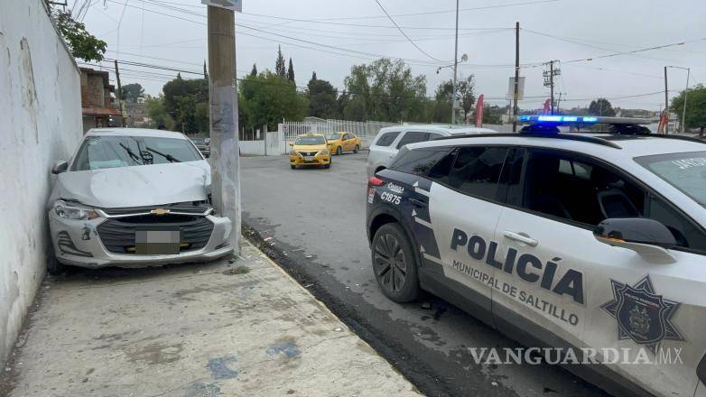 $!El impacto causó daños tanto en el poste de la Comisión Federal de Electricidad como en el vehículo involucrado.
