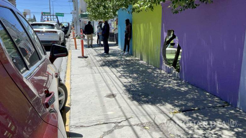 $!Elementos de tránsito y cuerpos de auxilio acudieron al lugar del percance para asegurar la zona y tomar conocimiento de los daños ocasionados tras el choque registrado la mañana de este miércoles.