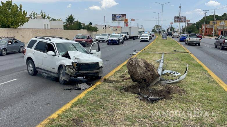 $!La luminaria fue derribada desde su base tras el impacto de la camioneta.