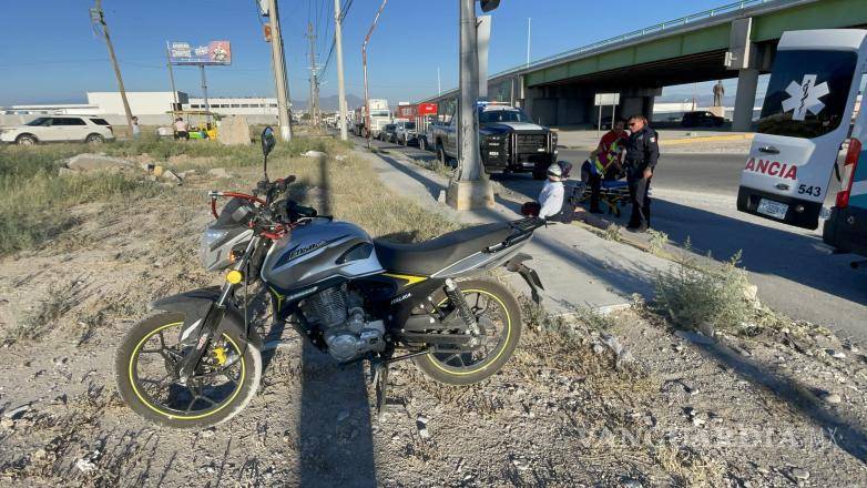 $!La motocicleta quedó fuera de la vialidad luego del impacto registrado; elementos de la Policía Municipal detuvieron al conductor del camión mientras se realizaban las diligencias.