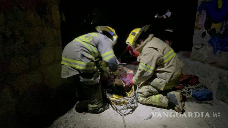 $!El conductor fue ayudado por paramédicos y bomberos.