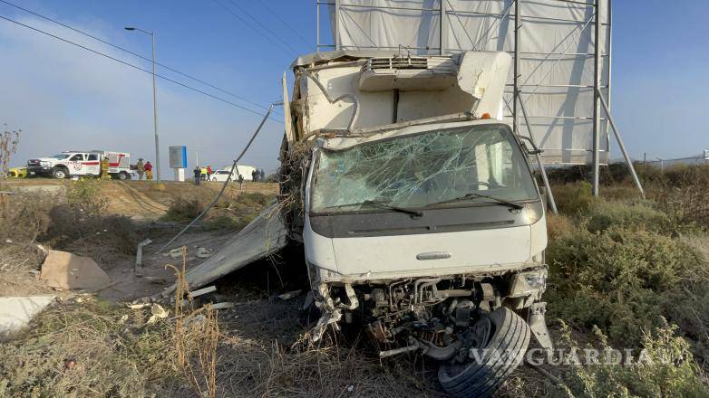 $!Los familiares de la conductora y compañeros del operador llegaron al lugar para gestionar los trámites de seguros y gastos médicos derivados del accidente.